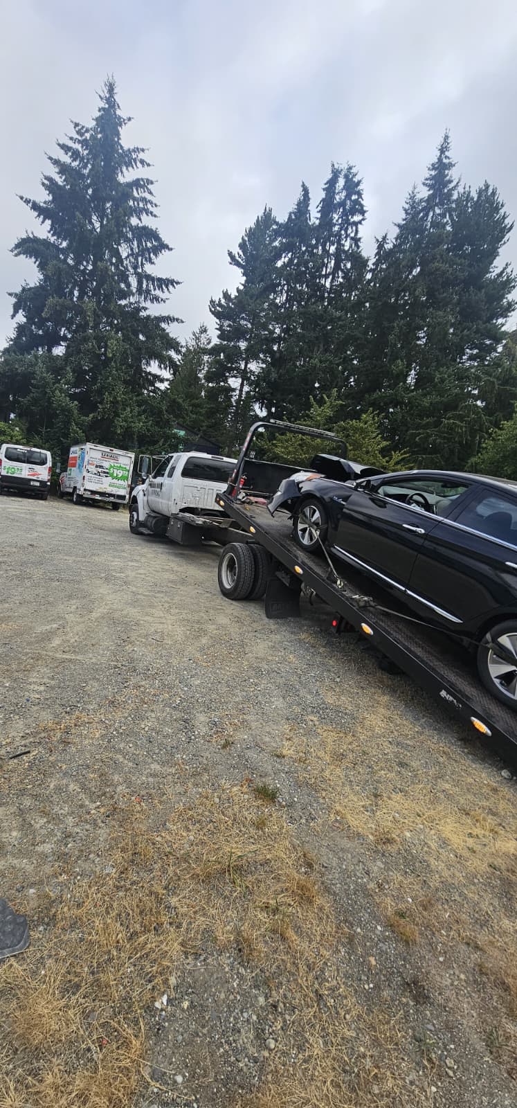 Basra Auto Towing Picking up a sedan